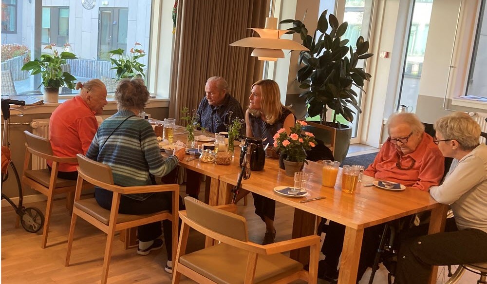 PFA's koncerndirektør Camilla Holm på besøg på et friplejehjem i Gilleleje, hvor hun spiser morgenmad med beboerne.