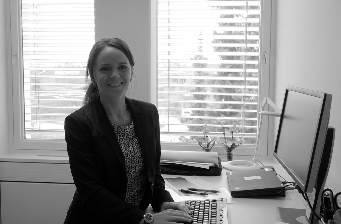 Anne Søndergaard fortæller, at hun er blevet bedre til at koble af i pauserne og til at være nærværende både på arbejdet og i det private efter det ti ugers kursus i mindfulness og søvn.